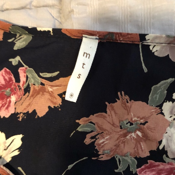 Flower Blouse With Bell Sleeves - Picture 6 of 7